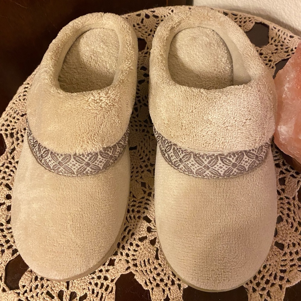 Isotoner Tan SZ 6.5-7 Close Toe Hookback Slippers
